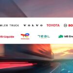 Eine Grafik, die vor dem Hintergrund eines schemenhaft zu erkennenden Lastzugs die Schriftzüge der Unternehmen Air Liquide, Bosch, Daimler Truck, MB Energy, TEAL Mobility, TotalEnergies, Toyota und Volvo auflistet