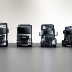 Vier schwere Lkw der Traton-Marken Scania, MAN, International und Volkswagen Truck & Bus nebeneinander