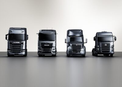 Vier schwere Lkw der Traton-Marken Scania, MAN, International und Volkswagen Truck & Bus nebeneinander