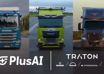 Grafik mit den Logos der Partner PlusAI und Traton, im Hintergrund autonom fahrende Prototypen von Scania, MAN und International