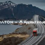 Gebirgslandschaft mit einem einsam dahinfahrenden Scania-Sattelzug, darübergelegt die Schriftzüge von Traton und Applied Intuition