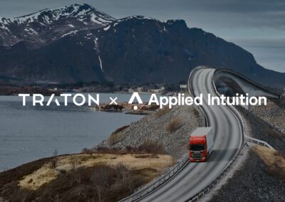 Gebirgslandschaft mit einem einsam dahinfahrenden Scania-Sattelzug, darübergelegt die Schriftzüge von Traton und Applied Intuition