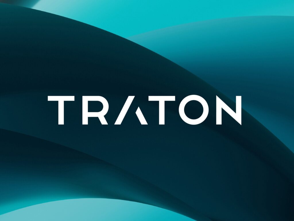 Das Logo von Nutzfahrzeug-Konzern von Traton vor grün gemustertem Hintergrund