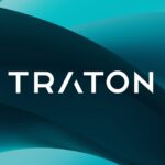 Das Logo von Nutzfahrzeug-Konzern von Traton vor grün gemustertem Hintergrund