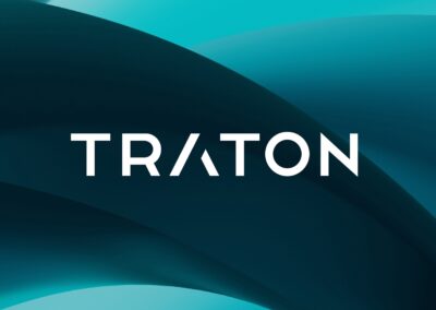 Traton: Weltweite Absatzzahlen mit positiver Tendenz Das Logo von Nutzfahrzeug-Konzern von Traton vor grün gemustertem Hintergrund