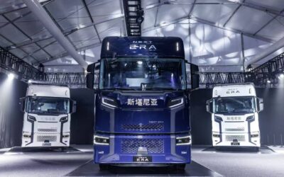Drei Sattelzugmaschinen der chinesischen Modellreihe „Next Era“ von Scania nebeneinander in einer Halle