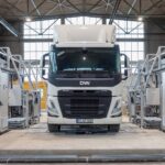 Ein E-Lkw der Marke Designwerk steht in einer zu Forschungszwecken aufgebauten Batteriewechselstation