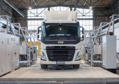 Ein E-Lkw der Marke Designwerk steht in einer zu Forschungszwecken aufgebauten Batteriewechselstation