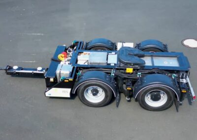 Van Eck Trailers mit neuem e-Dolly auf der IAA Bild eines zweiachsigen e-Dolly von Van Eck mit Elektroantrieb und Lenkachse; Blick aus der Vogelperspektive