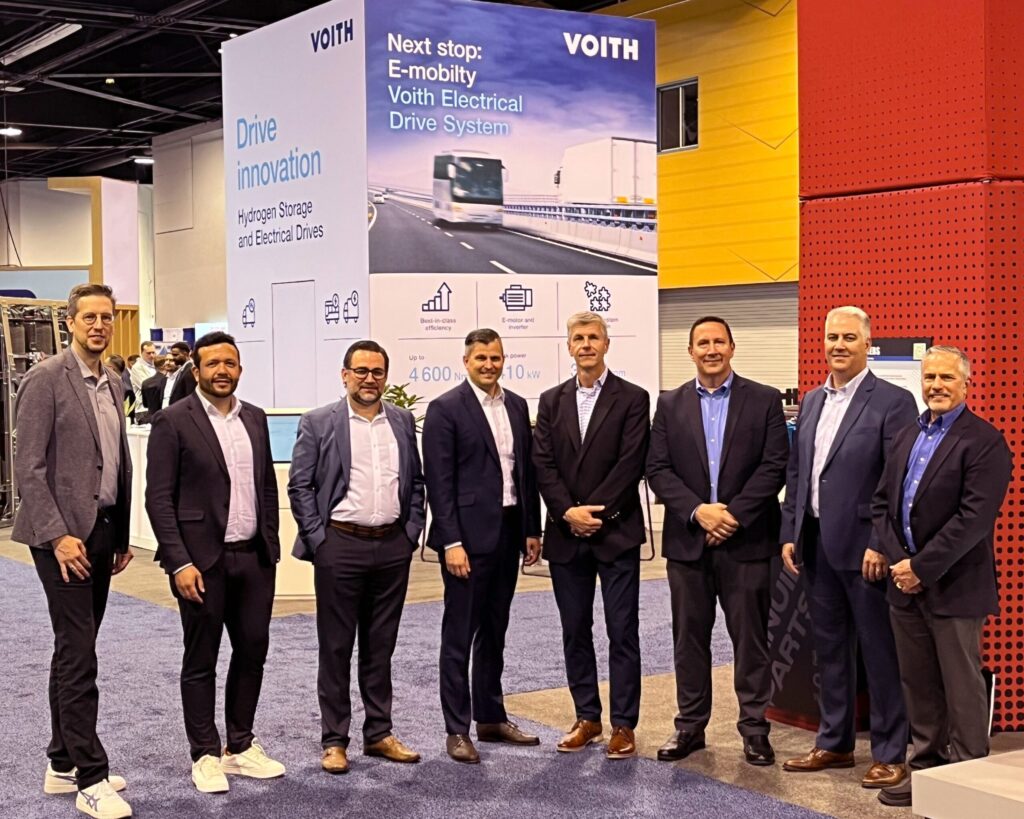 Gruppenbild mit Mitarbeitern von Voith und Hendrickson auf der Fachmesse ACT Expo