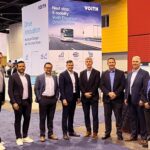Gruppenbild mit Mitarbeitern von Voith und Hendrickson auf der Fachmesse ACT Expo