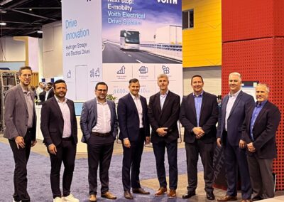 Gruppenbild mit Mitarbeitern von Voith und Hendrickson auf der Fachmesse ACT Expo