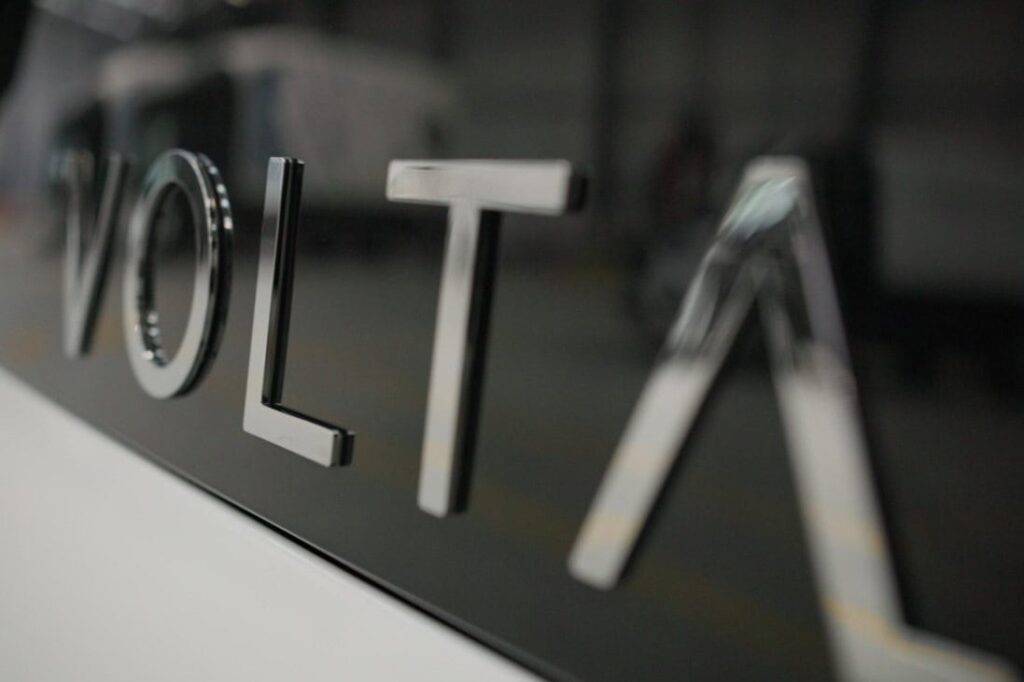 Schriftzug „Volta“ auf der Front eines Lkw