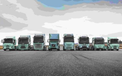 Acht Elektro-Lkw unterschiedlicher Baureihen von Volvo Trucks nebeneinander