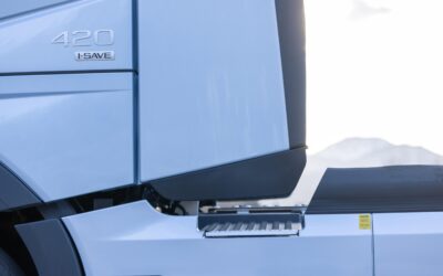 Seitenansicht eines Volvo FH mit Gummierweiterungen an Spoiler und Seitenschürze