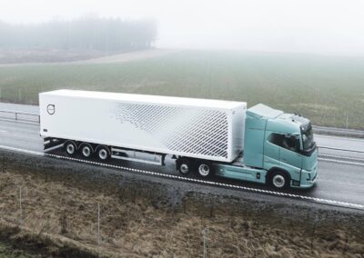 Sattelzug mit einem Volvo FH Aero Electric auf der Straße