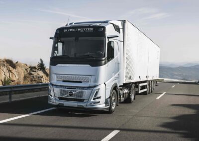 Sattelzugmaschine Volvo FH Aero mit Gasmotor auf voller Fahrt.