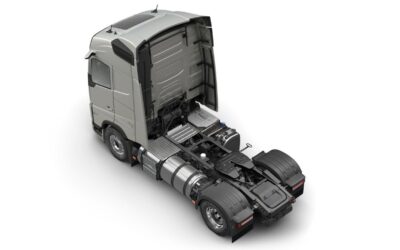 Volvo-Sattelzugmaschine mit Gasmotor aus der Vogelperspektive