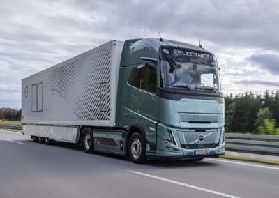 Schwere batterieelektrische Sattelzugmaschine vom Typ Volvo FH Aero Electric mit Auflieger auf der Straße