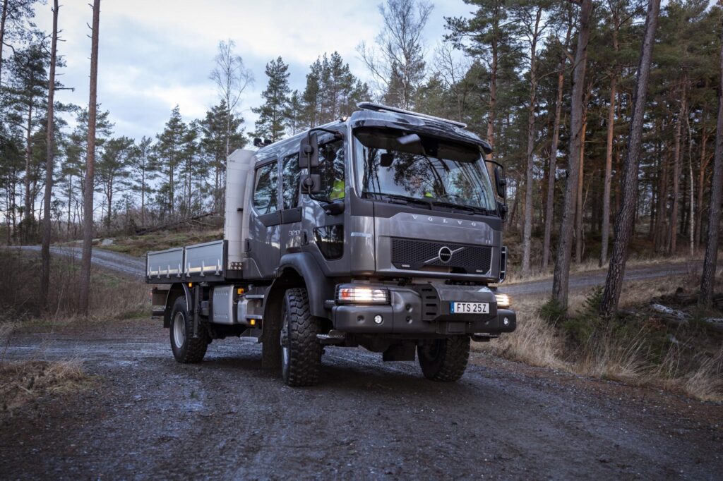 Ein Volvo FL 4x4 in Offroad-Ausstattung auf einem Waldweg