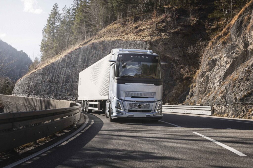 Ein Sattelzug mit einem Volvo FH Aero in einer Gefällstrecke