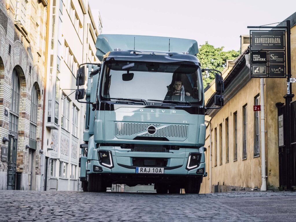 Batterieelektrischer Verteiler-Lkw Volvo FL Electric in einer Innenstadt