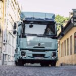 Batterieelektrischer Verteiler-Lkw Volvo FL Electric in einer Innenstadt