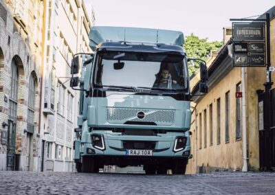 Batterieelektrischer Verteiler-Lkw Volvo FL Electric in einer Innenstadt