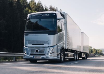 Gliederzug mit dreiachsigem Volvo FH Aero mit Gasmotor und Tandemanhänger auf der Straße