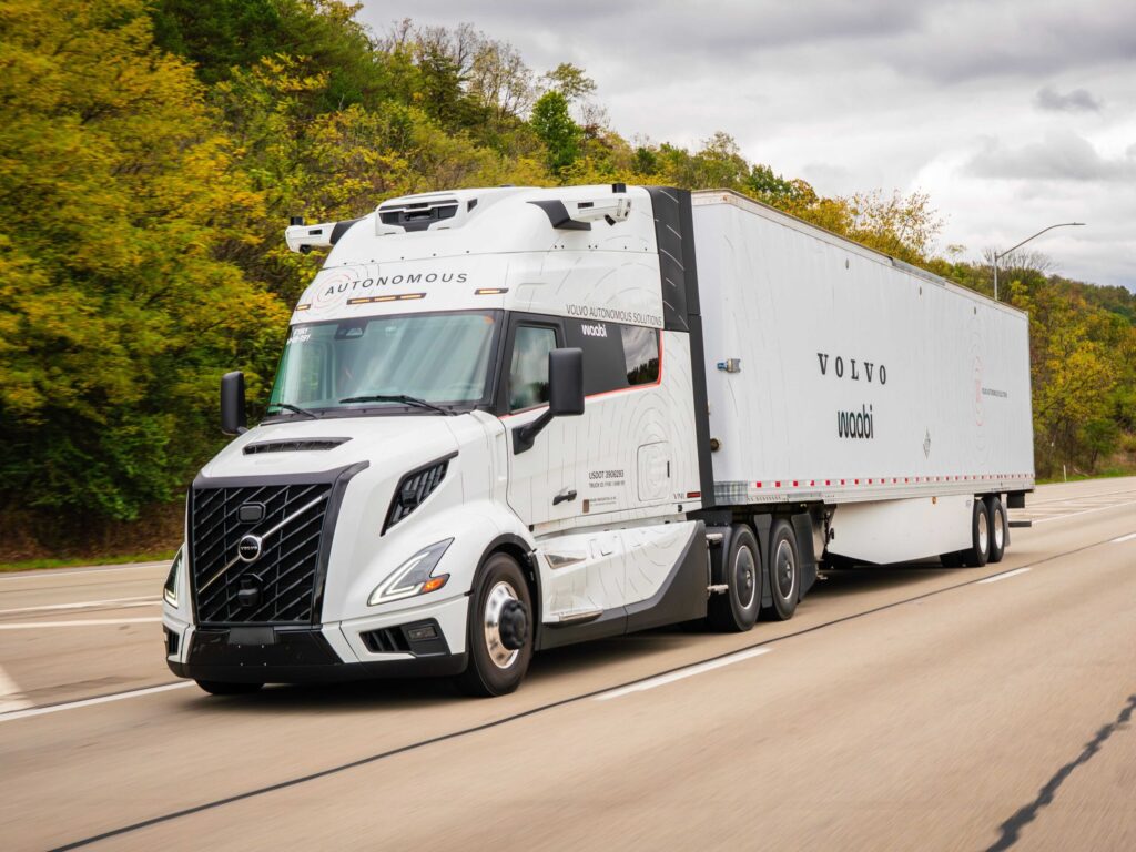 Autonom fahrender Volvo Lkw vom Typ Volvo VNL (nordamerikanischer Hauber) mit Selbstfahrtechnologie „Waabi Driver“ auf einer Straße