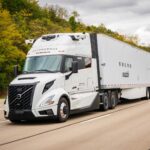 Autonom fahrender Volvo Lkw vom Typ Volvo VNL (nordamerikanischer Hauber) mit Selbstfahrtechnologie „Waabi Driver“ auf einer Straße