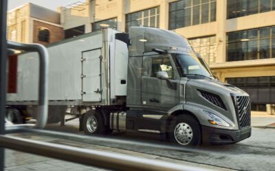 Nordamerikanischer Hauben-Lkw vom Typ Volvo VNR von der Beifahrerseite her, kurzes Fahrerhaus