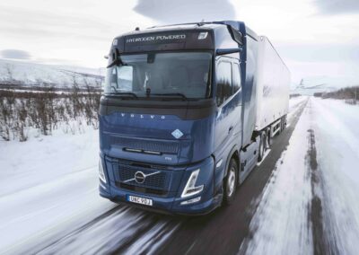 Volvo startet Tests mit Wasserstoffverbrennern Sattelzug mit einem wasserstoffbetriebenen Volvo Truck auf einer schneebedeckten Straße