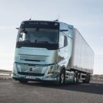 Lastzug mit einer batterieelektrischen Sattelzugmaschine Volvo FH Aero Electric 6x2 auf einer Straße
