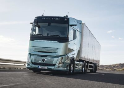 Lastzug mit einer batterieelektrischen Sattelzugmaschine Volvo FH Aero Electric 6x2 auf einer Straße