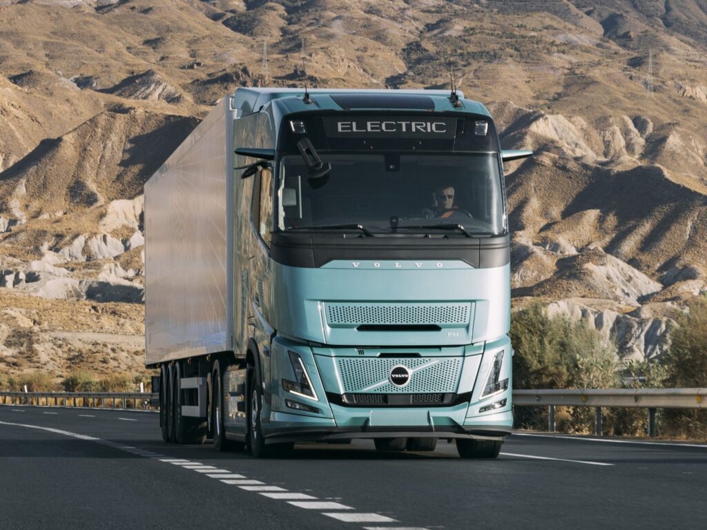 Batterieelektrische Sattelzugmaschine vom Volvo FH Aero Electric 6x2 als Sattelzug auf einer Bergstraße