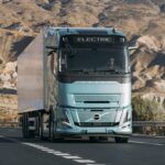 Batterieelektrische Sattelzugmaschine vom Volvo FH Aero Electric 6x2 als Sattelzug auf einer Bergstraße