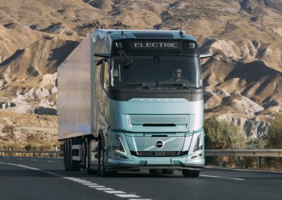 Batterieelektrische Sattelzugmaschine vom Volvo FH Aero Electric 6x2 als Sattelzug auf einer Bergstraße