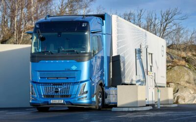 Ein Versuchsfahrzeug von Volvo Trucks in Form einer Brennstoffzellen-Sattelzugmaschine, mit Sattelauflieger an einer Wasserstofftankstelle