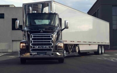 Schwere Hauben-Sattelzugmaschine des US-amerikanischen Volvo-Tochterunternehmens Mack mit zweiachsigem Sattelauflieger
