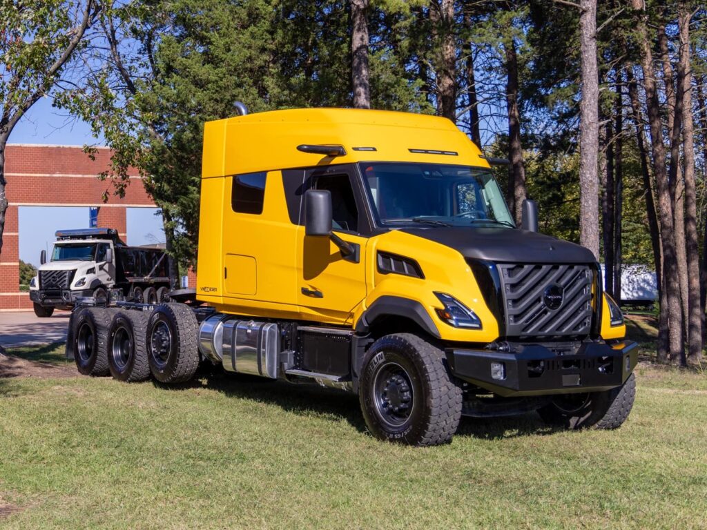 Schwerlastzugmaschine vom Typ Volvo VNX 640 mit vier Achsen, US-amerikanischer Hauber mit knapp 1,60 Meter langem Schlafabteil, geparkt auf einer Wiese