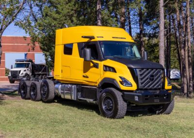 Harter Brocken: Volvo Trucks stellt neuen VNX vor Schwerlastzugmaschine vom Typ Volvo VNX 640 mit vier Achsen, US-amerikanischer Hauber mit knapp 1,60 Meter langem Schlafabteil, geparkt auf einer Wiese