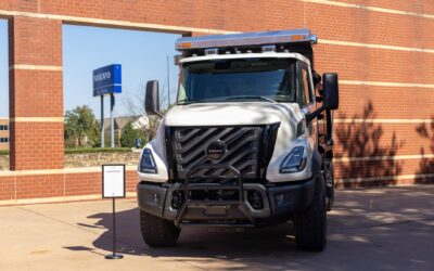 Baustellenkipper vom Typ Volvo VNX 300, US-amerikanischer Hauber mit kurzem Fahrerhaus, geparkt vor einer Ziegelsteinmauer