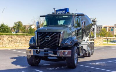 Fahrbetonmischer auf Basis Volvo VNX 300, US-amerikanischer Hauber mit kurzem Fahrerhaus auf einem Parkplatz