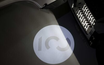 Detail der Lkw-Sonderedition „Volvo 100 Year Edition“, ein Welcome Light im Einstieg projiziert das 100-Jahre-Logo auf den Boden