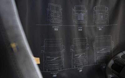 Detail im Innenraum der Lkw-Sonderedition „Volvo 100 Year Edition“, ein seitlicher Vorhang mit aufgedruckten Fahrerhausskizzen früherer Volvo-Lkw-Modelle