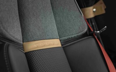 Detail im Innenraum der Lkw-Sonderedition „Volvo 100 Year Edition“, das zweifarbige Design eines der Stoff-Leder-Sitze aus der Nähe