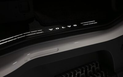Detail im Innenraum der Lkw-Sonderedition „Volvo 100 Year Edition“, eine weiß leuchtende LED-Lichtleiste am Kabinenboden