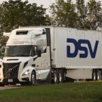 Ein autonom fahrender Sattelzug von Volvo Autonomous Solutions auf einer Straße, auf dem Sattelauflieger der Schriftzug von Logistiker DSV