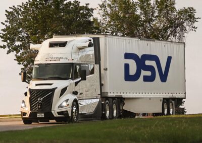 Volvo Autonomous Solutions: autonomes Netz wächst Ein autonom fahrender Sattelzug von Volvo Autonomous Solutions auf einer Straße, auf dem Sattelauflieger der Schriftzug von Logistiker DSV